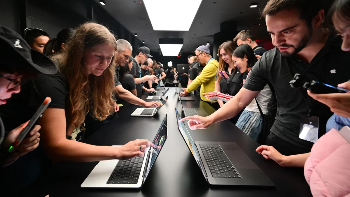 Apple Brings Touchscreen Laptop to Mac Line
