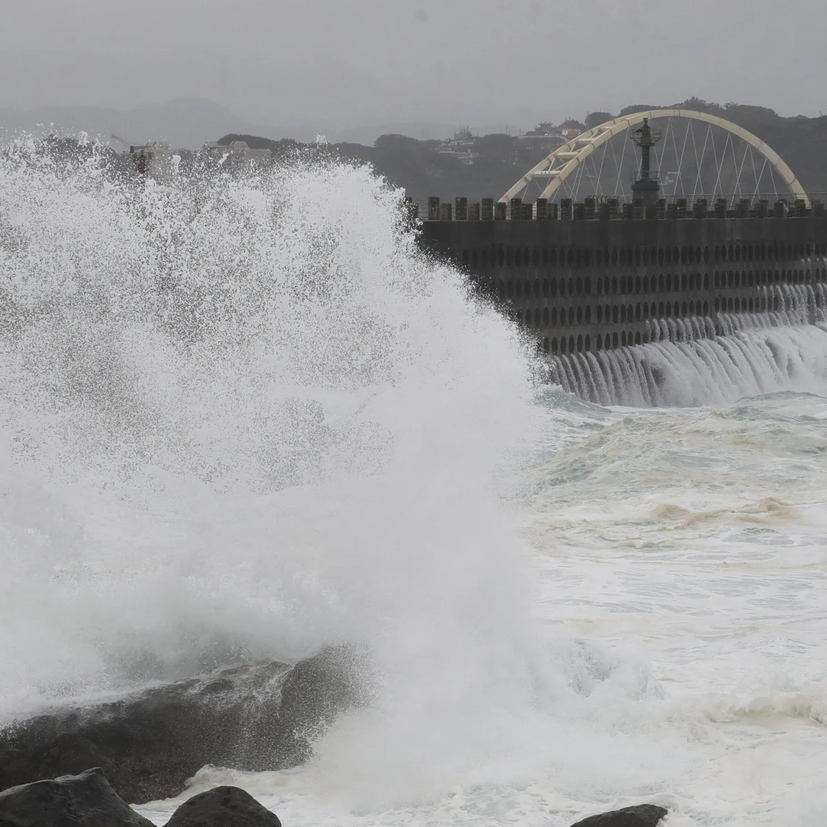 Taiwan Mayors Face Typhoon Champi Closure Decisions