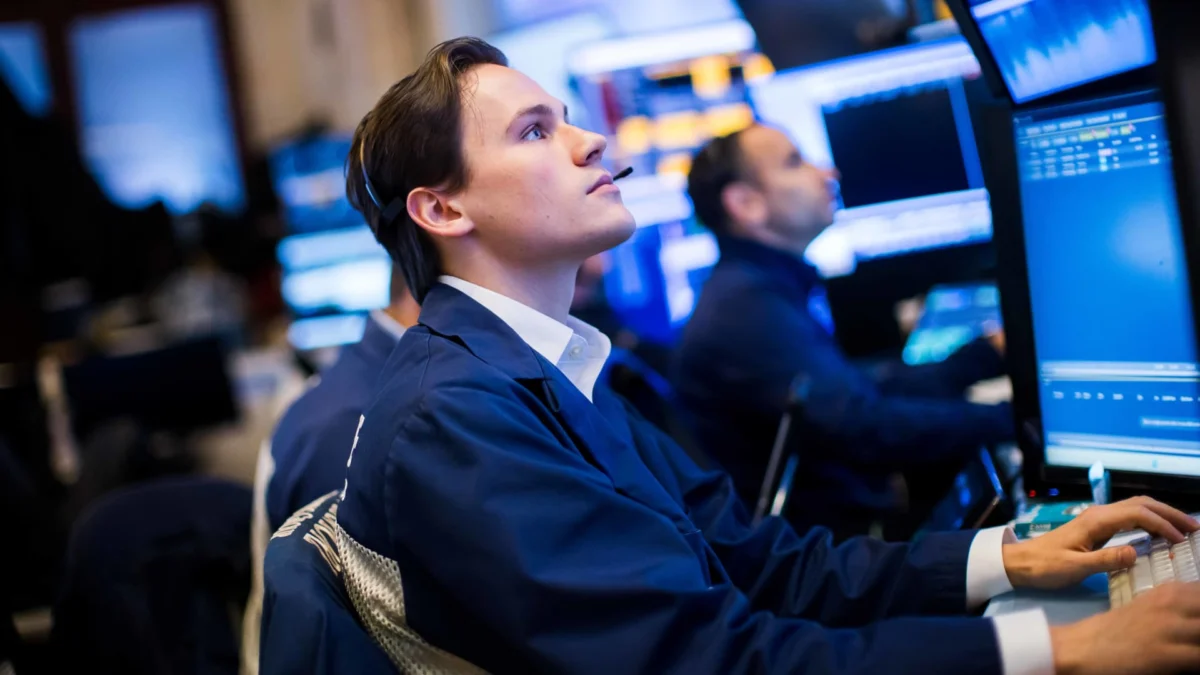 Dow Rises 500 Points on Earnings Hopes, Oil Drop