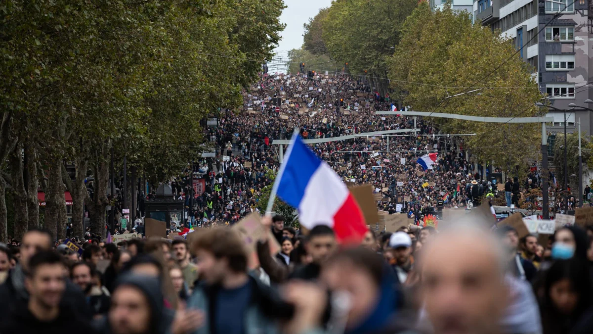 Euro Zone Growth Slows to 0.4% Amid French Contraction in Q3