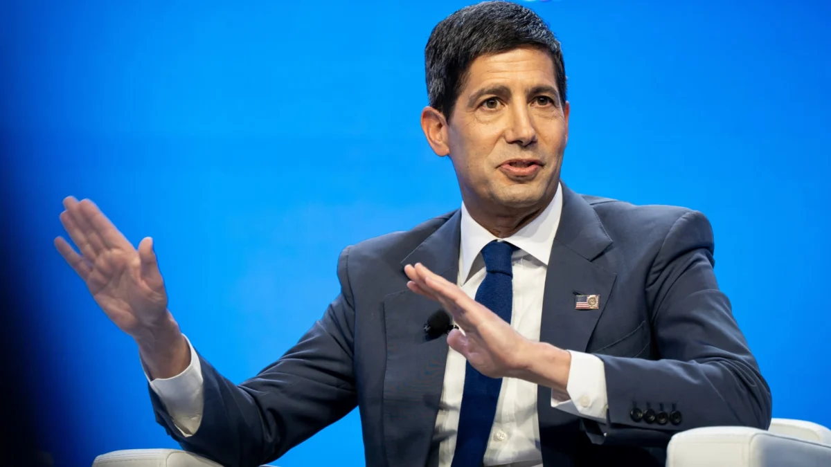 Fed Official Warsh Withholds Rate Signal, Praises Global Tightening