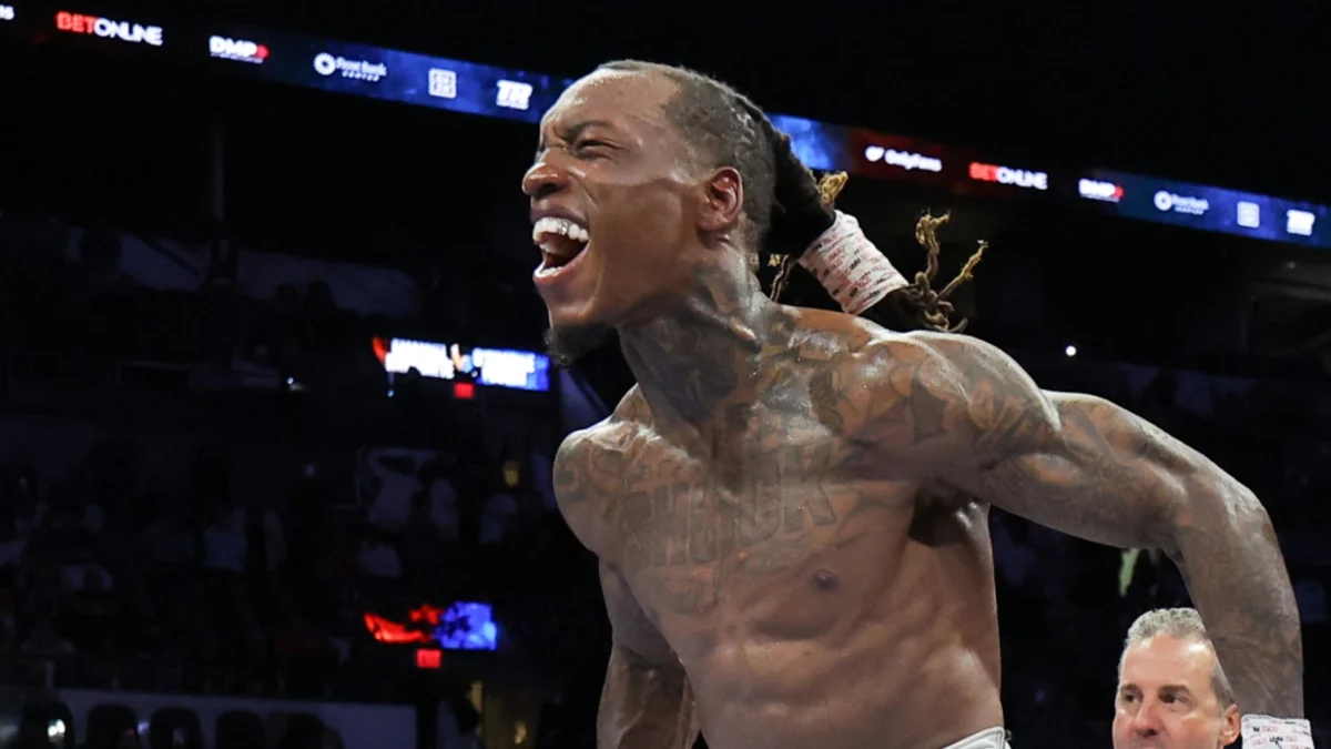 Foster drops Navarrete twice to unify three world titles