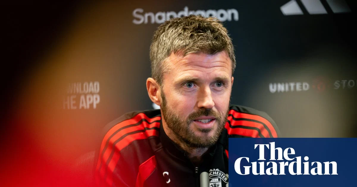 Carrick Keeps Calm as Martínez Criticism Adds Pressure on Manchester United