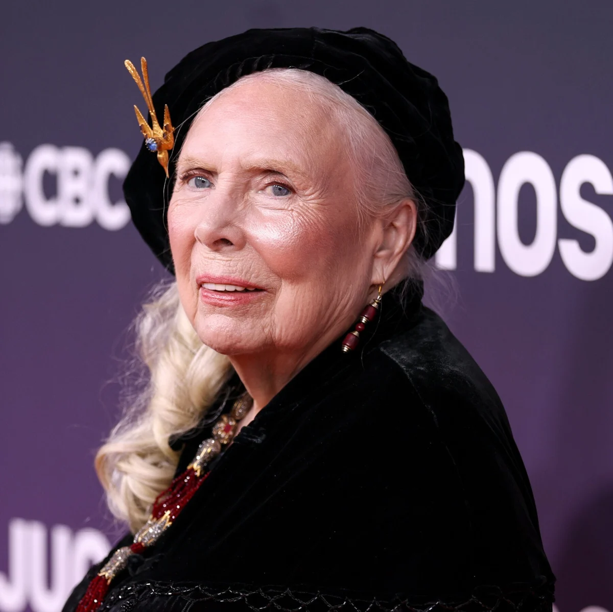 Joni Mitchell Becomes U.S. Citizen After Six Decades