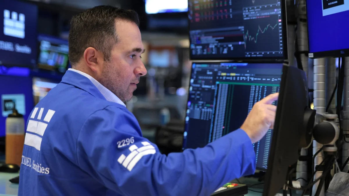 Nasdaq-100 Futures Drop on Amazon, Intel Earnings Miss