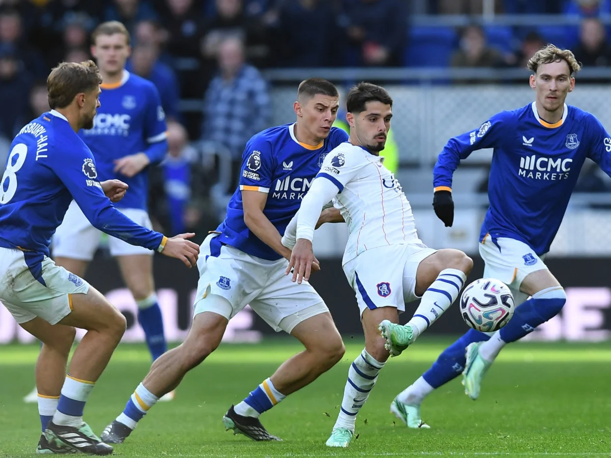 Neto brace lifts Chelsea over Everton as Martinez head injury overshadows win