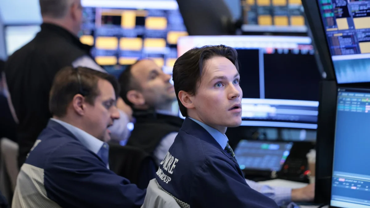 Market Risks Mount as AI Trade Falters Next Week