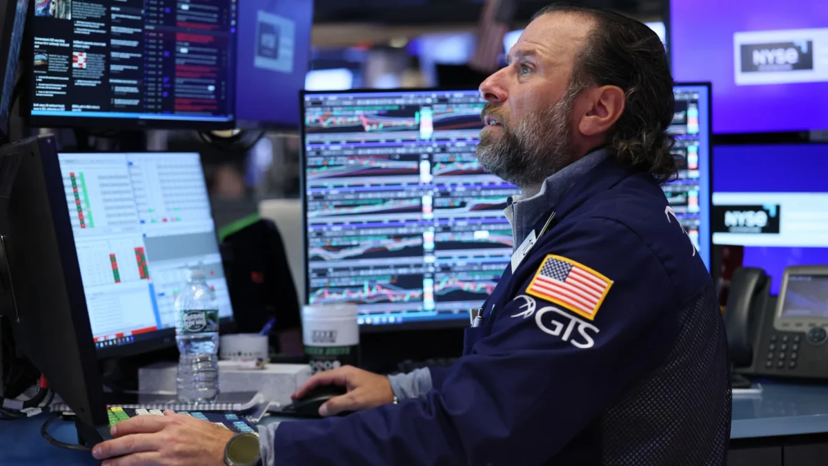 Tech Stocks Slide as AI Funding Worries Deepen Sell-Off