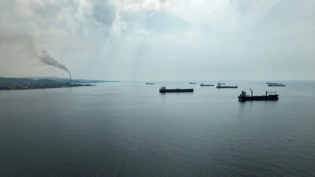Oil prices fluctuate as diplomacy seeks end to Mideast conflict
