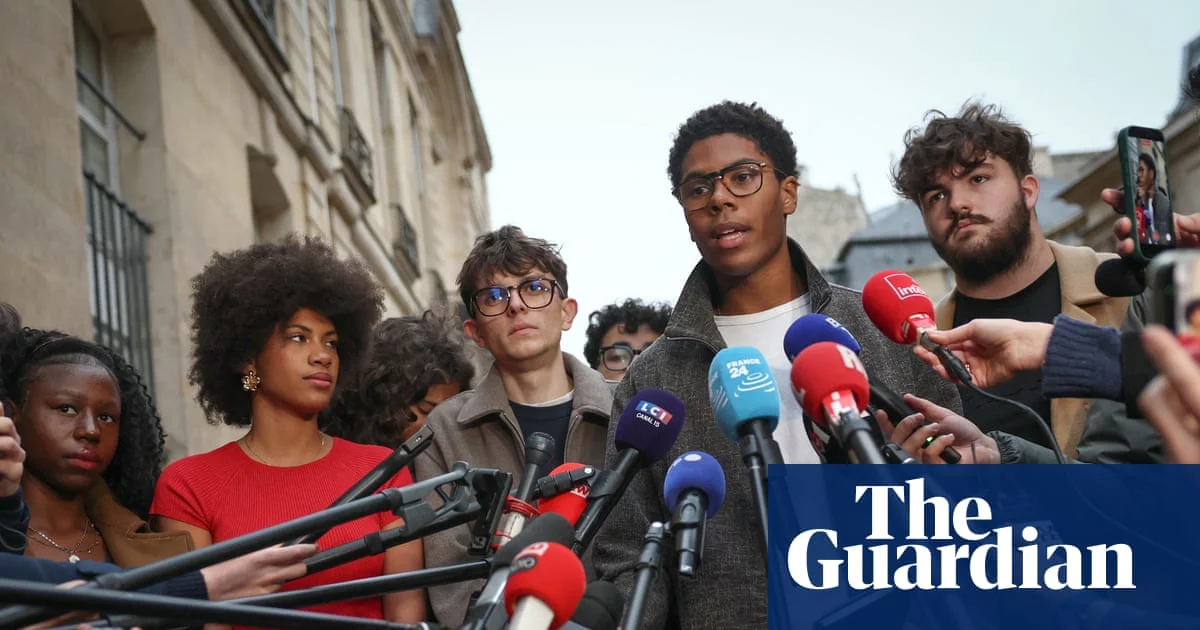 French protest leaders urge pupils to keep barricading schools