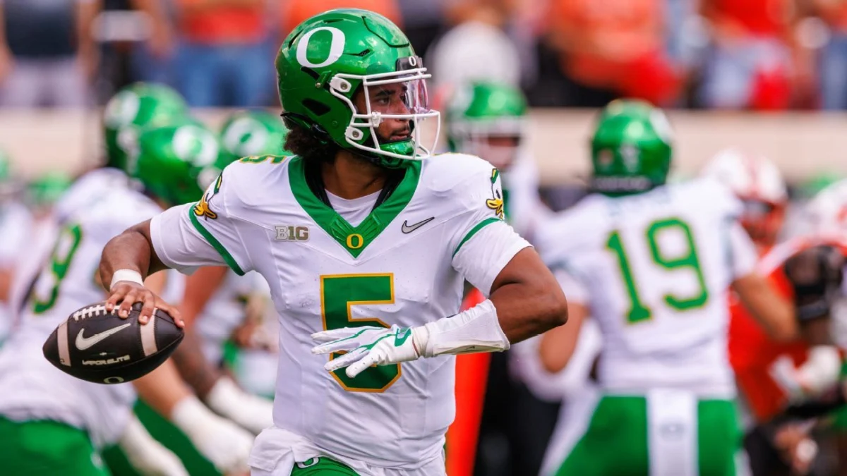 QB Moore Returns to Practice for Ducks; Status vs Bruins TBD