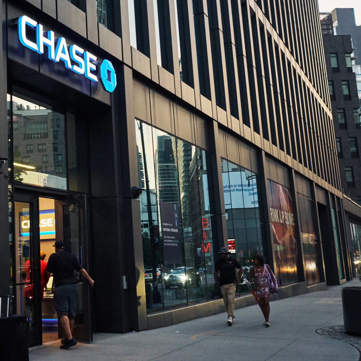 Rising Interest Rates Hit Some Wall Street Banks