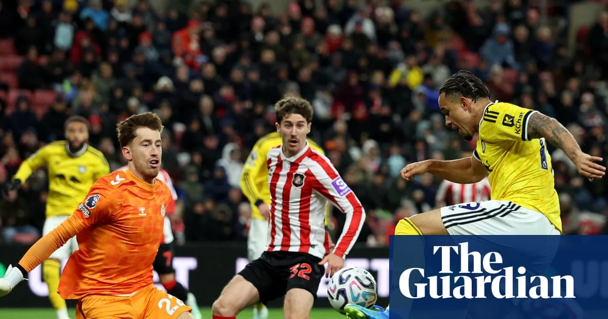 Sunderland and Leeds battle for point as storm disrupts match