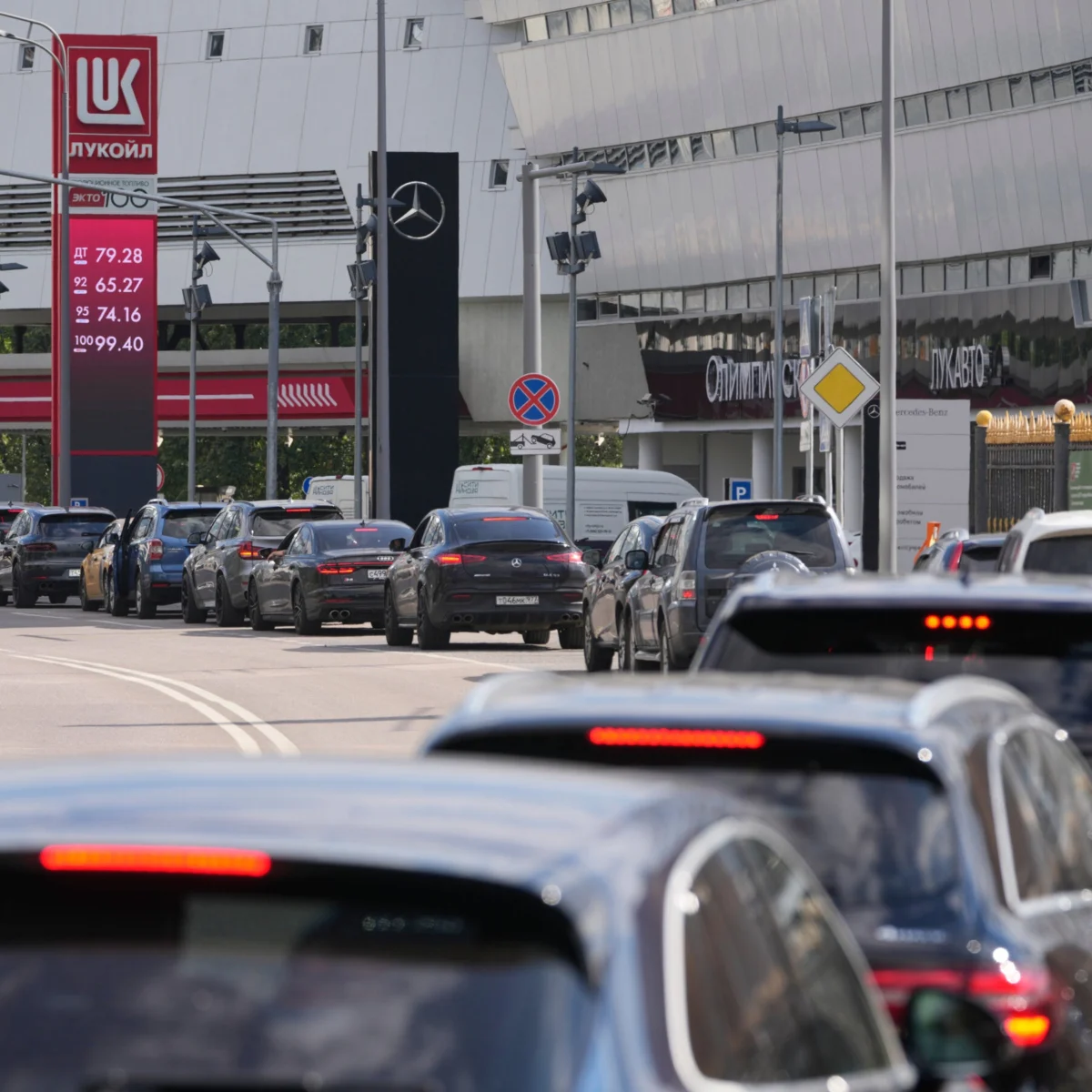 Russians Buy Chinese EVs as Ukrainian Strikes Tighten Fuel Supply