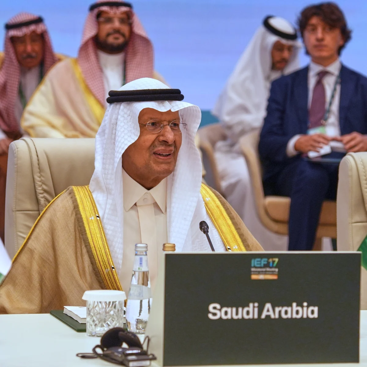 Saudi and Yemeni Airports Hit in New Round of Strikes