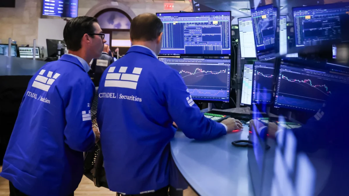 Stock Futures Edge Higher as Tech Sector Faces Turbulence