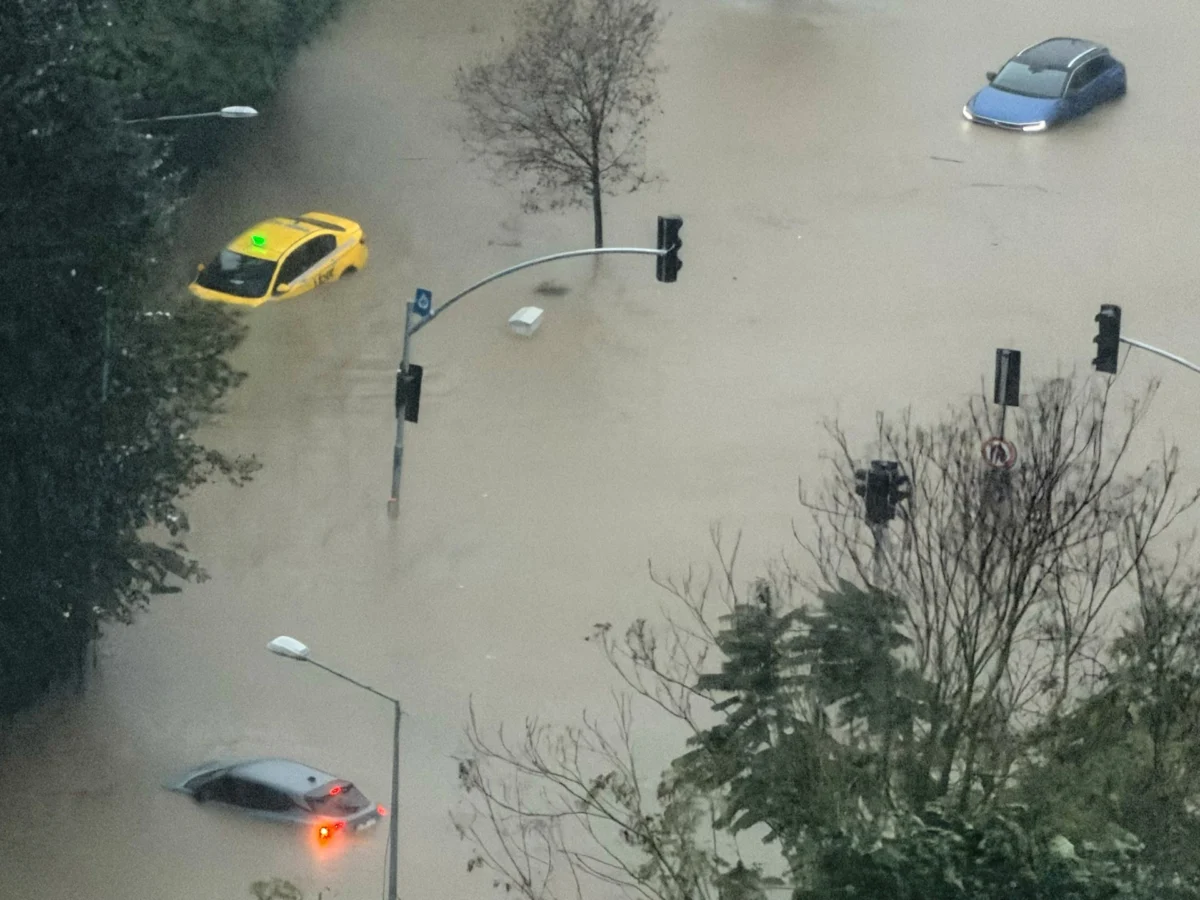 Teenager dies as heavy rain floods Istanbul
