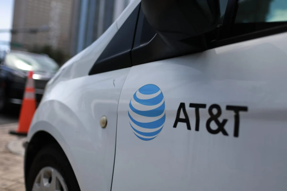 AT&T Stock Faces Extended Volatility Amid SpaceX Threat, Analyst Warns