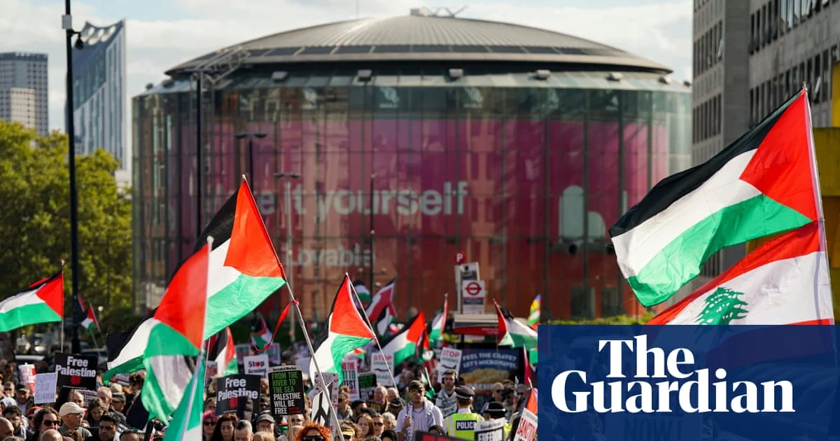 Thousands march in London in support of Palestinians