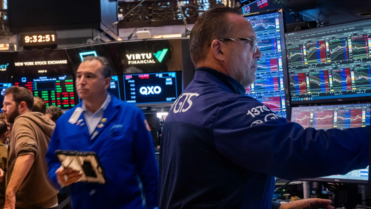 Treasury Yields Fall as Oil Prices Slide