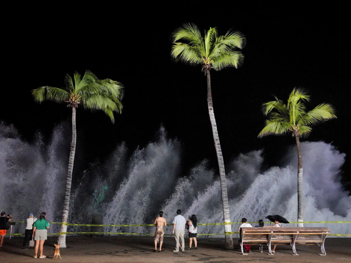 Hurricane Simon, Storm Rachel Cause Two Deaths on Mexican Coast