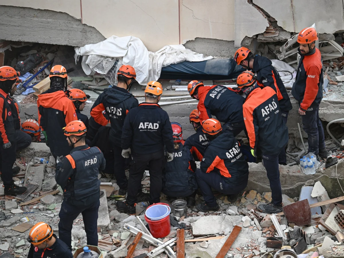 Building Collapse Kills Two in Istanbul, Eight Rescued