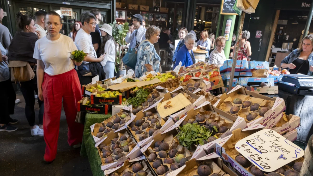 UK Economy Grows 0.1% in August, Beating Expectations