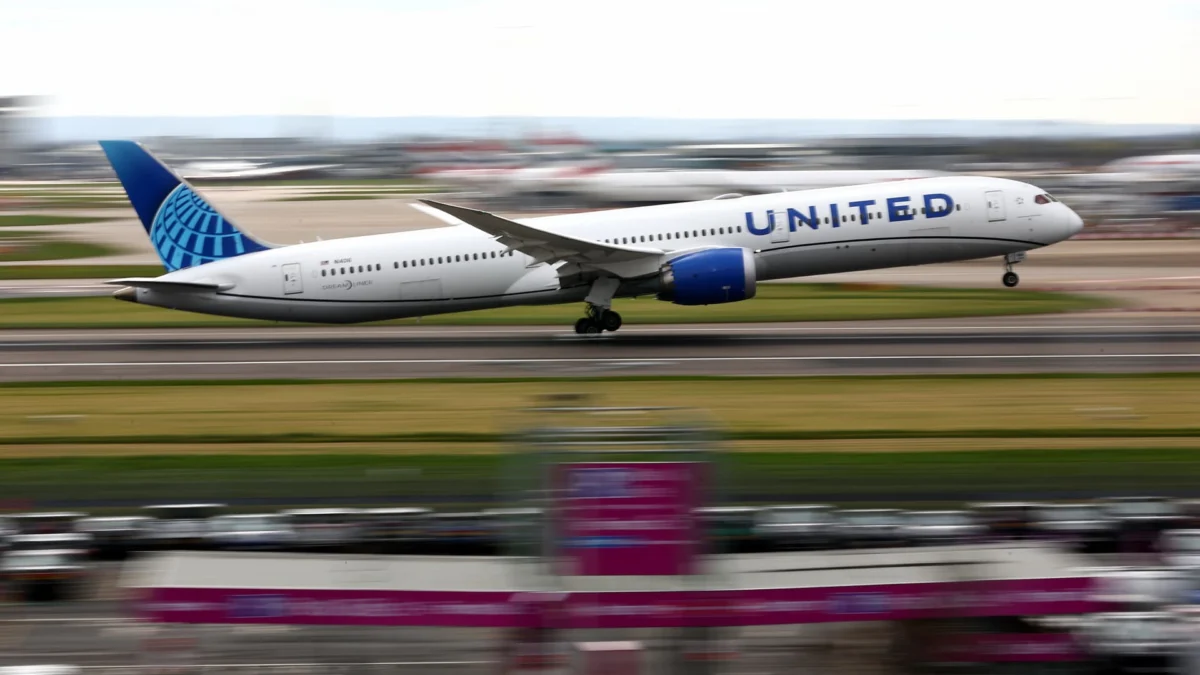 United Airlines Cuts 2026 Profit Outlook on Fuel Prices