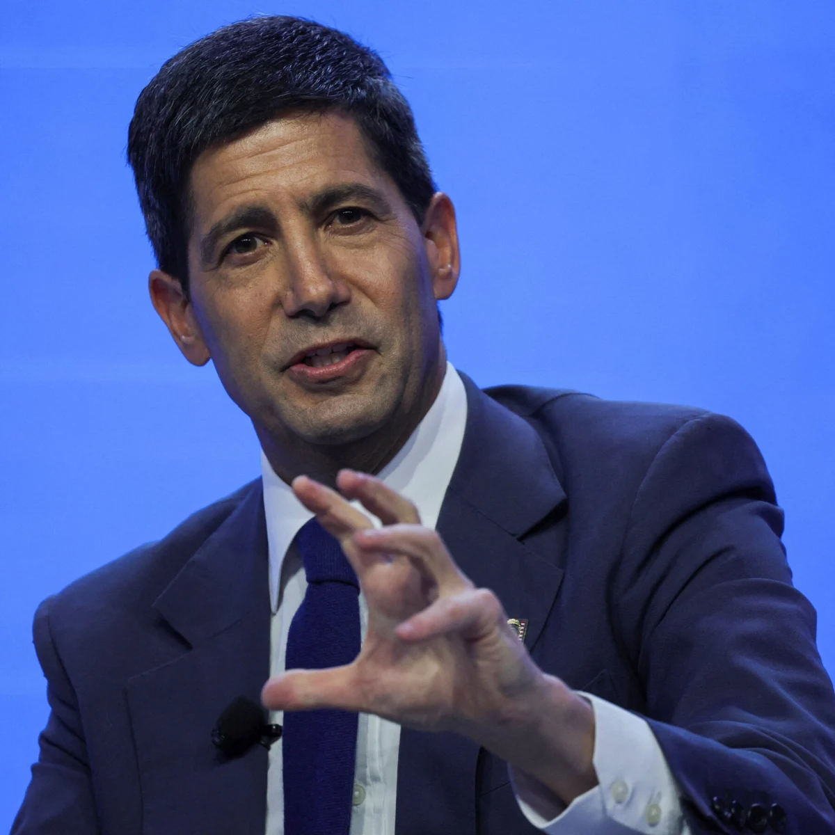 Warsh Warns on Price Stability Amid AI Economic Shock