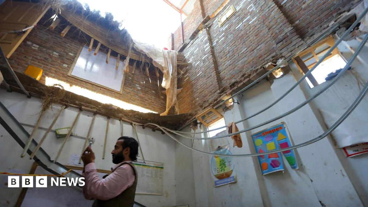 Students heard cracking sounds before Pakistan school roof collapse