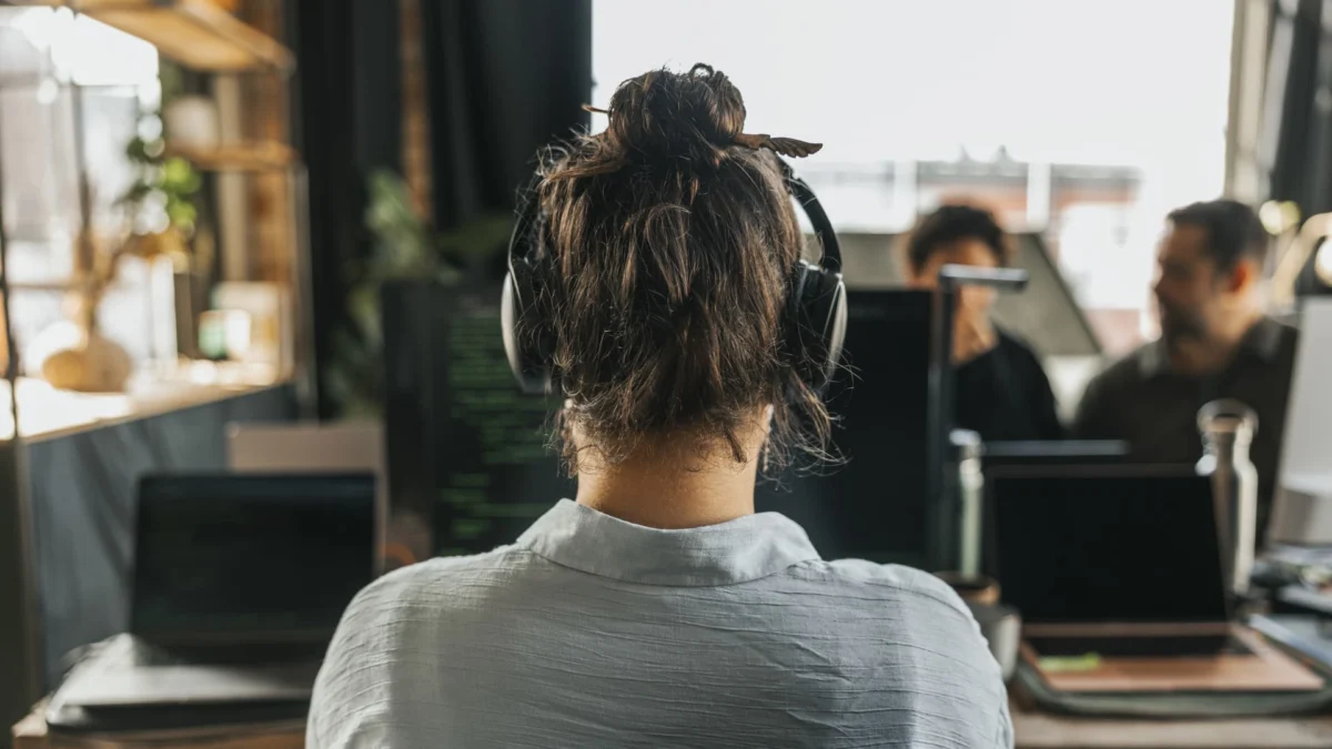 AI Transformation of Customer Service Jobs Sparks Debate