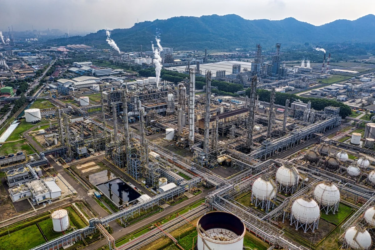 Asia Shares Weaken as Oil Prices Rise Amid Saudi-Houthi Escalation