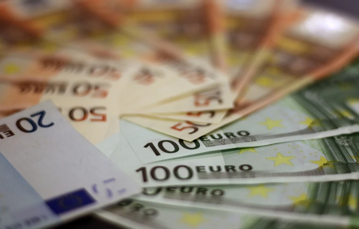 Euro Hits 17-Month Low Amid Political and Fiscal Uncertainty