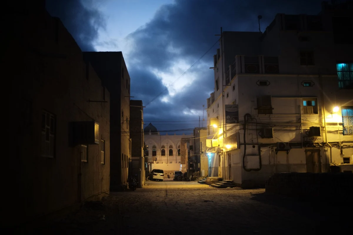 Houthi rebels encircle Yemen’s Taiz in new siege