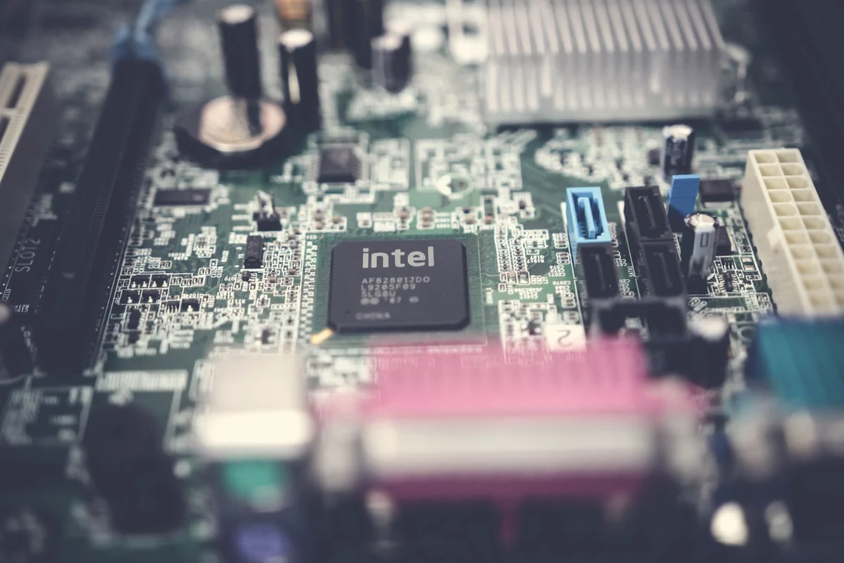 Intel Shares Fall After Israel Factory Blast and PC Weakness