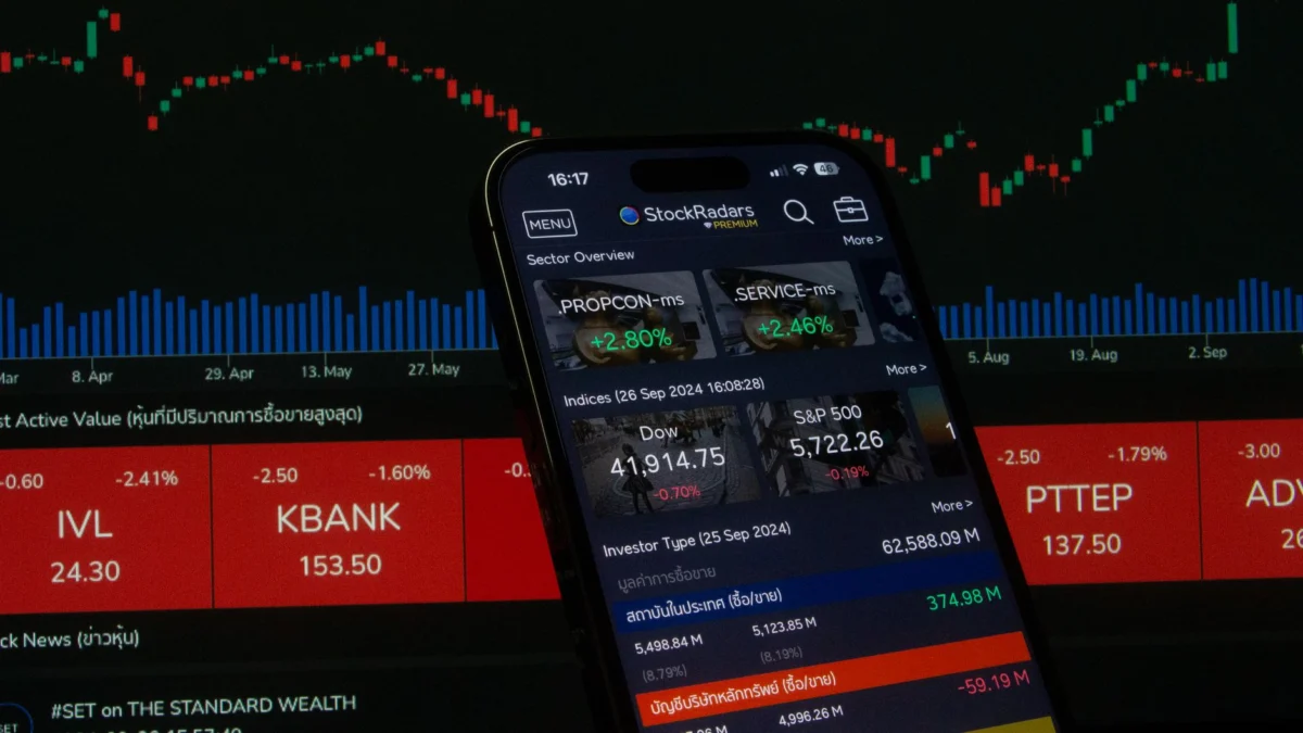 AI Stocks Drop as S&P 500 Holds Monthly Gain